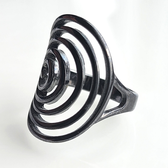 Premier Designs Jewelry - Premier Designs "Groovy" black hematite coated fashion ring size 9